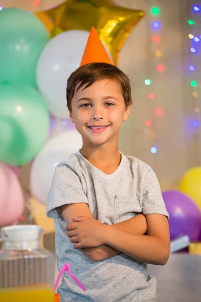 Leuke jongen permanent met gekruiste armen — Stockfoto