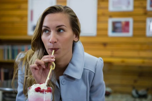 Mujer bebiendo en la cafetería —  Fotos de Stock