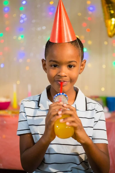 Niño feliz bebiendo jugo — Foto de Stock