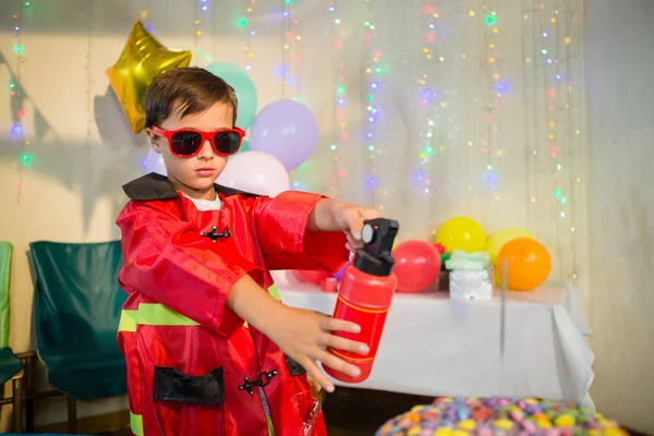 Pojke som låtsas vara brandman — Stockfoto