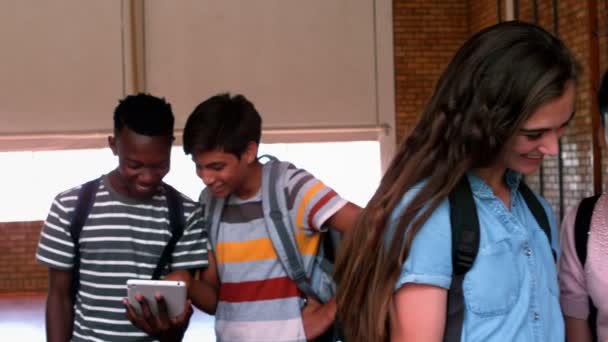 Estudiantes usando teléfono móvil y tableta digital — Vídeos de Stock