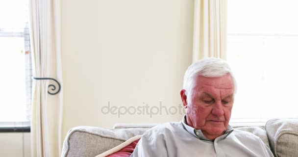 Starszy mężczyzna całuje kobietę — Wideo stockowe