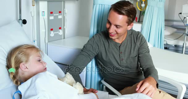 Father interacting with sick daughter — Stock Video