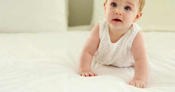 Meisje van de baby op bed — Stockvideo