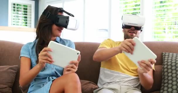 Casal usando fone de ouvido de realidade virtual — Vídeo de Stock