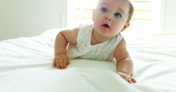 Baby flicka som leker på säng — Stockvideo