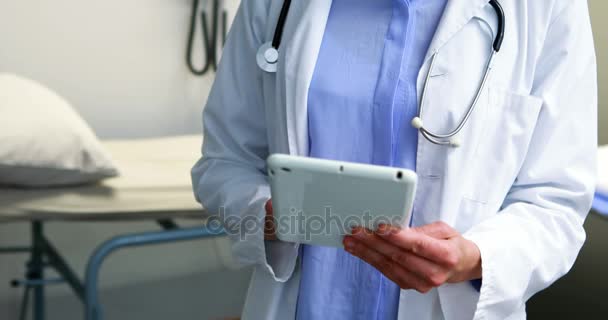 Médecin féminin utilisant une tablette numérique — Video