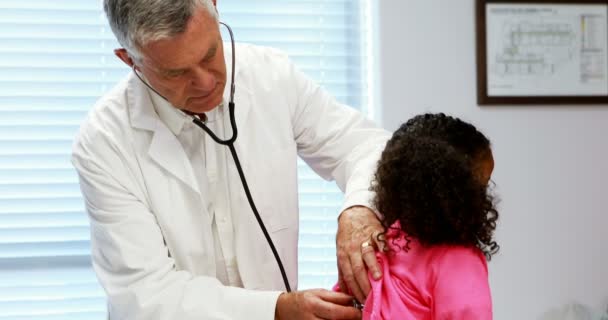 Médico examinando um paciente — Vídeo de Stock