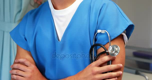 Médico de pé com os braços cruzados no hospital — Vídeo de Stock
