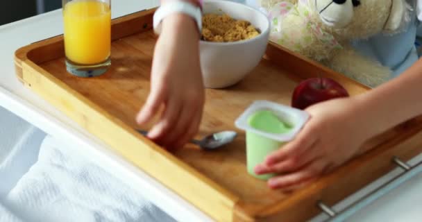 Krankes Mädchen mit Essen im Bett — Stockvideo