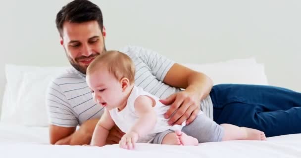 Vater spielt mit seinem kleinen Mädchen — Stockvideo