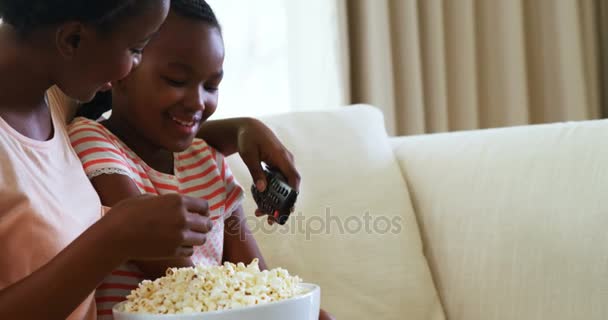 Moeder en dochter televisie kijken — Stockvideo