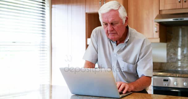 Старший мужчина с ноутбуком — стоковое видео