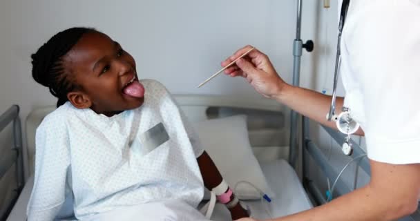 Médica examinando uma menina doente — Vídeo de Stock