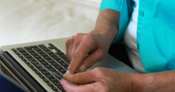 Vrouw winkelen online met behulp van laptop — Stockvideo