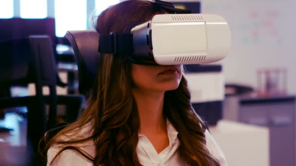 Uitvoerend met behulp van virtual reality headset — Stockvideo