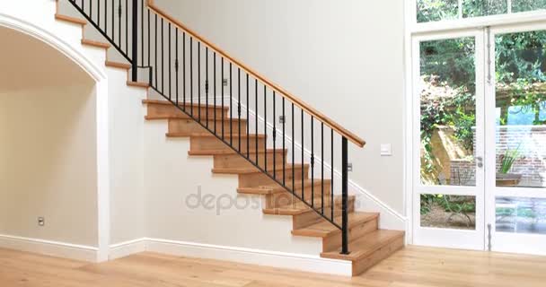 Interior del hogar con escalera de madera — Vídeos de Stock