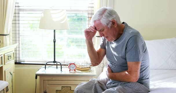 Uomo anziano infelice che soffre di mal di stomaco — Video Stock