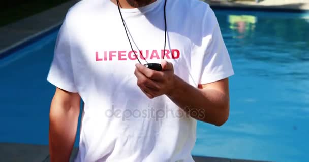 Lifeguard tittar stoppur — Stockvideo