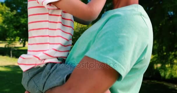 Padre e figlio si divertono insieme nel parco — Video Stock