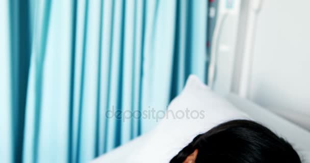 Patient se reposant avec un ours en peluche sur le lit — Video