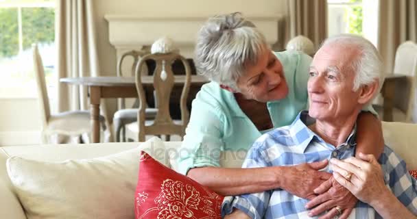 Idősebb pár kölcsönhatásban áll egymással — Stock videók