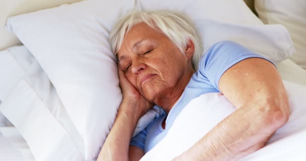 Mujer mayor durmiendo en el dormitorio — Vídeo de stock