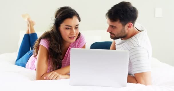Par som använder laptop — Stockvideo