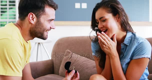 Hombre ofreciendo un anillo de compromiso a la mujer — Vídeos de Stock