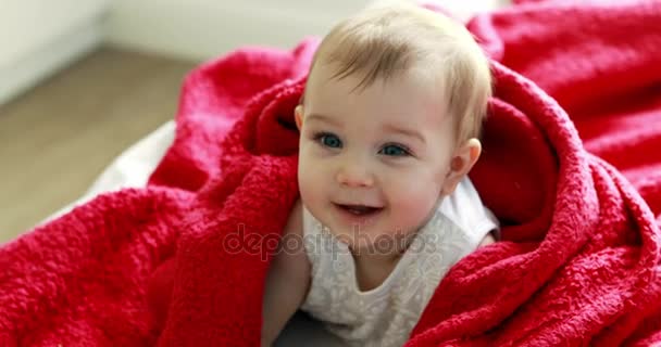 Schattige babymeisje op bed — Stockvideo