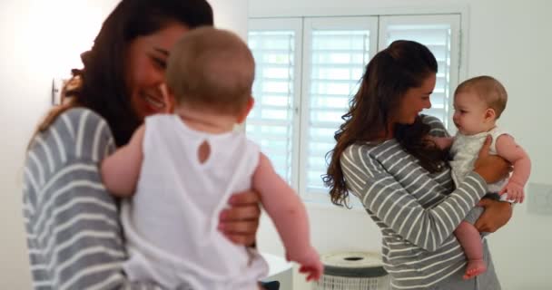 Mãe brincando com seu bebê no banheiro — Vídeo de Stock