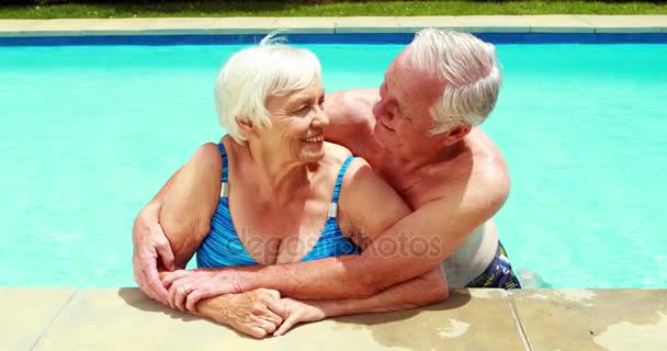 Par som omfamnar varandra i pool — Stockvideo