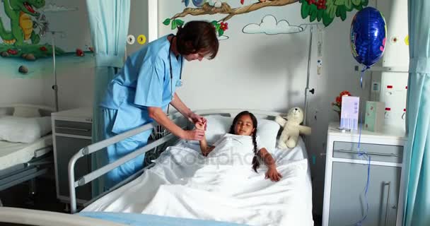Médecin féminin examinant un patient — Video