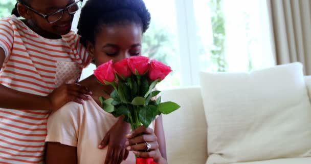 Hija dando ramo de rosas a la madre — Vídeo de stock