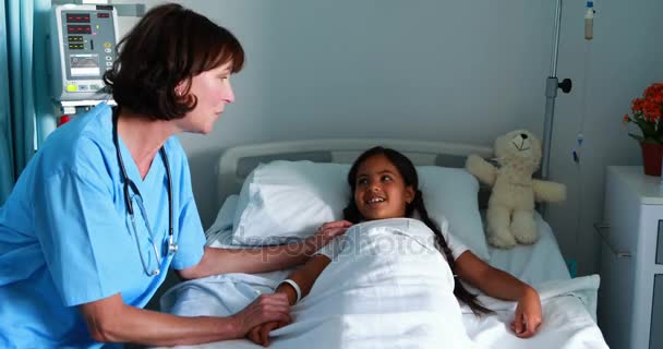 Médecin féminin interagissant avec le patient — Video