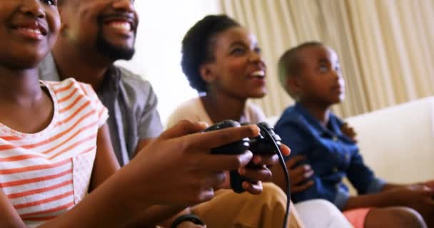 Parents et enfants jouant à des jeux vidéo — Video