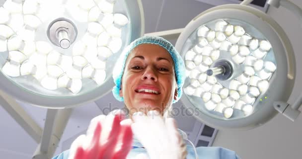 Cirurgiã interagindo com paciente — Vídeo de Stock