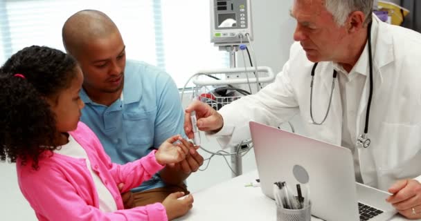Arzt überprüft Blutdruck des Patienten — Stockvideo