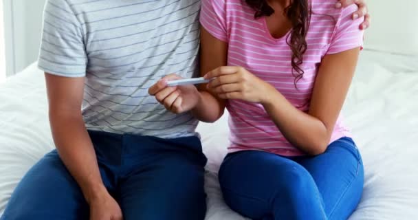 Couple looking at pregnancy test — Stock Video