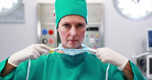 Sjuksköterska kopplingsförbehåll kirurgisk mask i drift teater — Stockvideo