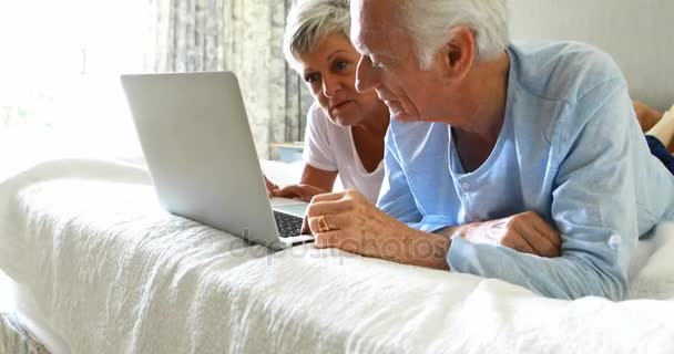 Lächelndes Senioren-Paar mit Laptop — Stockvideo