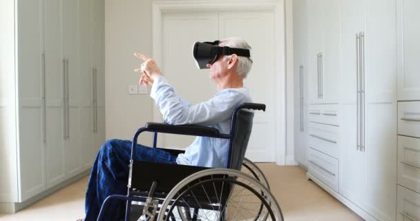 Hombre mayor en silla de ruedas con auriculares vr — Vídeo de stock