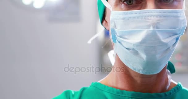 Νοσοκόμα σε χειρουργική μάσκα στο θέατρο λειτουργία — Αρχείο Βίντεο