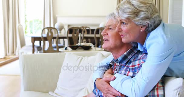 Pareja mayor viendo televisión juntos — Vídeo de stock