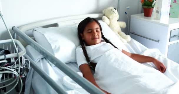 Menina doente descansando na cama — Vídeo de Stock