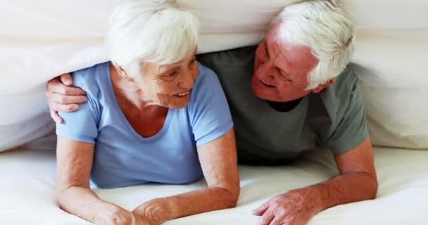 Feliz pareja de ancianos acostados en la cama — Vídeos de Stock