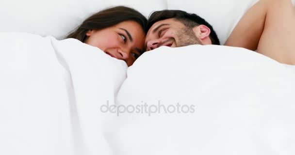 Пара спит под белым одеялом — стоковое видео