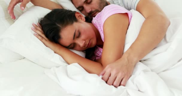 Paar schläft auf Bett — Stockvideo