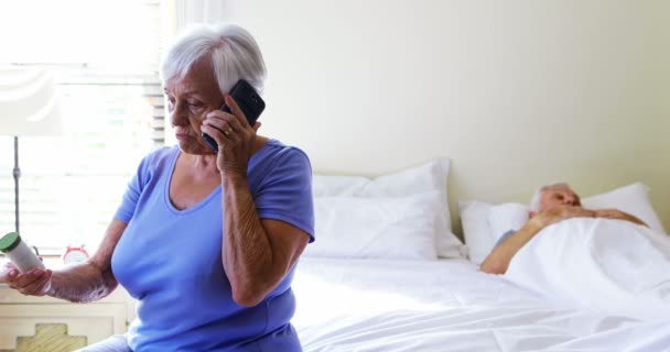 Ηλικιωμένη γυναίκα μιλάει στο κινητό τηλέφωνο — Αρχείο Βίντεο
