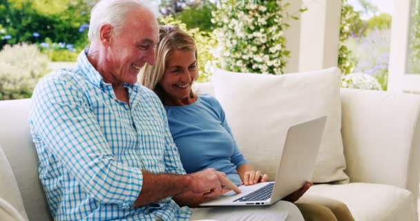 Casal interagindo uns com os outros ao usar laptop — Vídeo de Stock
